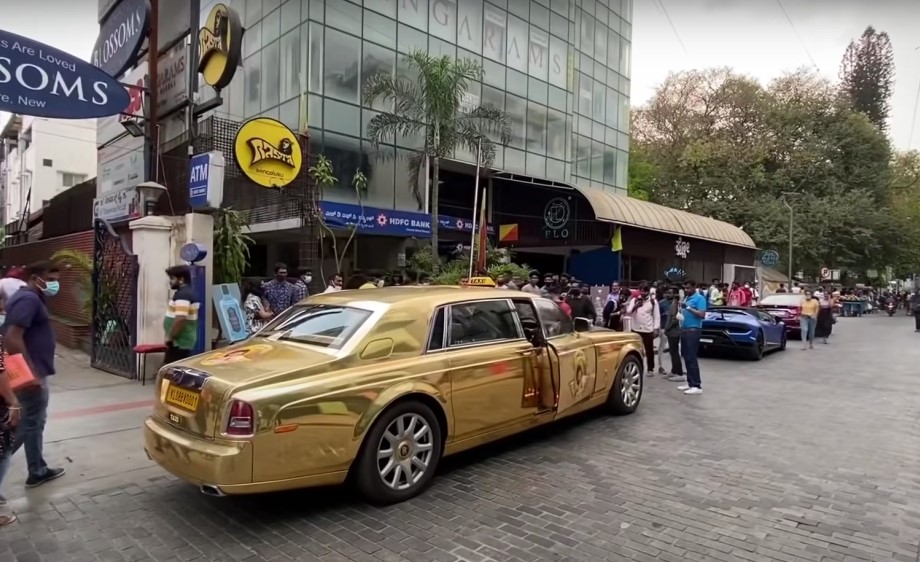 zlatý Rolls Royce Phantom