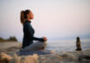 3 meditačné techniky, ktorými znížite stres a zlepšíte svoju pozornosť žena medituje