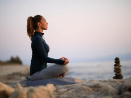 3 meditačné techniky, ktorými znížite stres a zlepšíte svoju pozornosť žena medituje