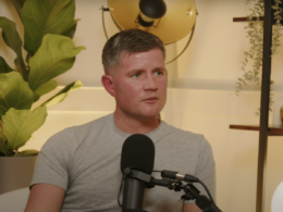 Lieta ekonomickou triedou a nekupuje si drahé oblečenie. Multimilionár hovorí, prečo zostáva pri zemi