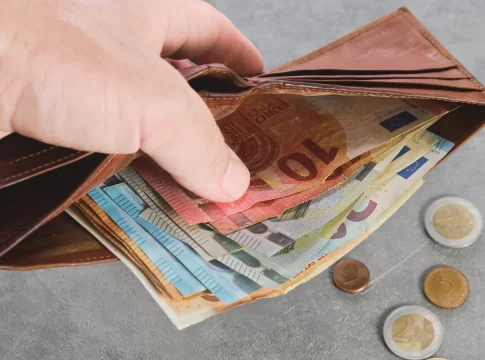 Pravidelné investovanie menších súm: 7 možných prínosov a rizík, ktoré treba zvážiť Investovanie malých súm